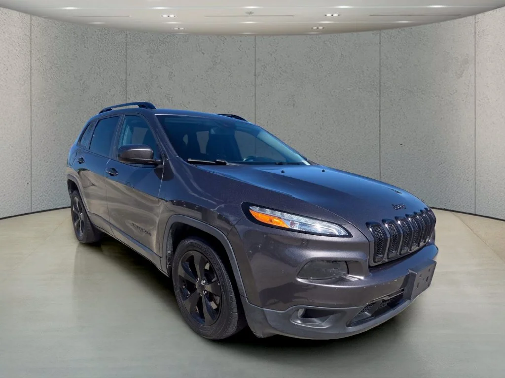Used 2018 Gray Jeep Latitude image 7