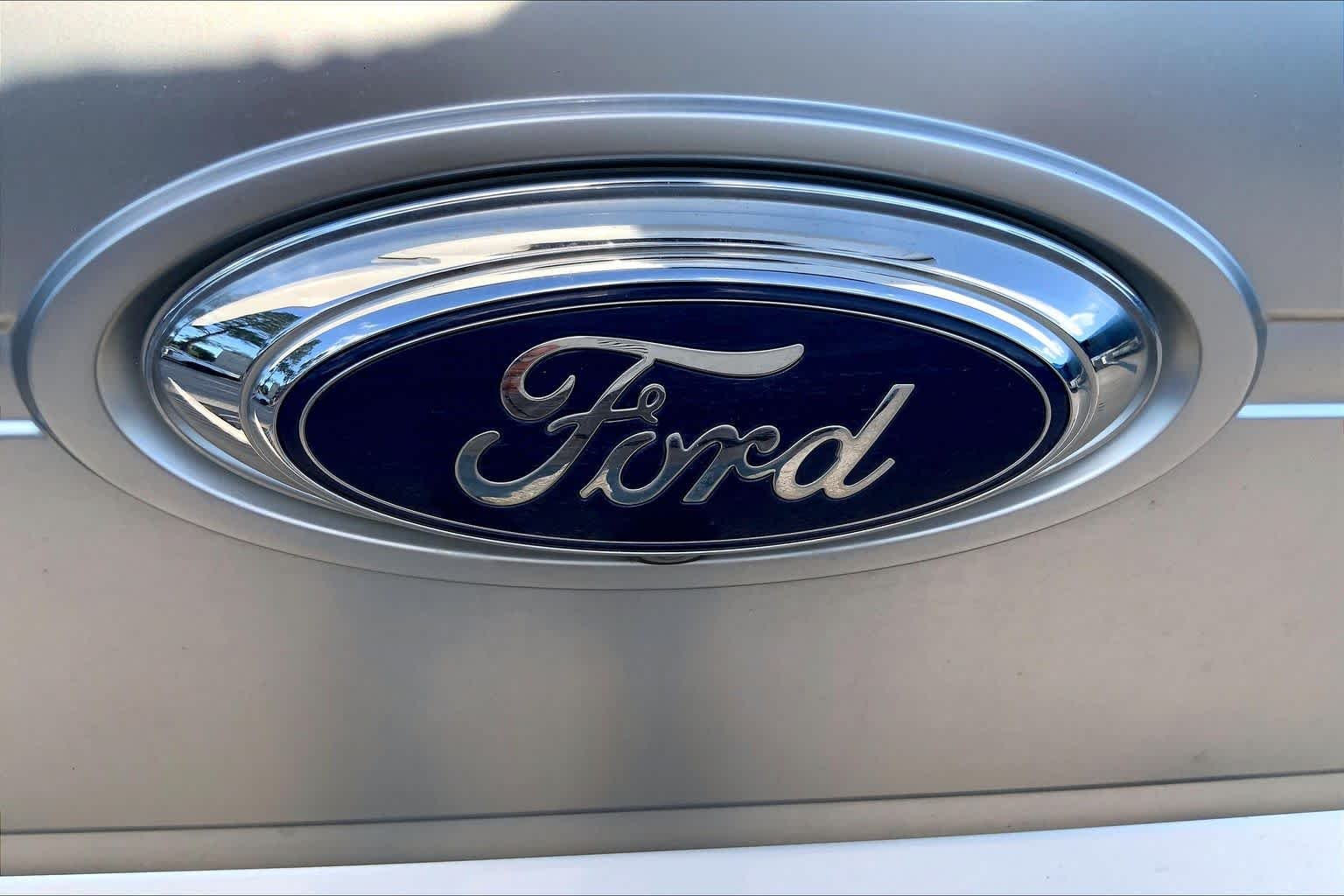 Used 2014 White Platinum Metallic Tri-Coat Ford Platinum image 31