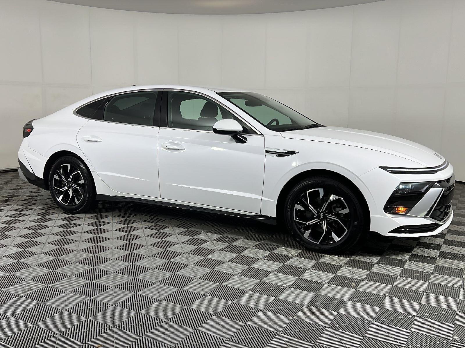 Used 2025  Hyundai  image 4
