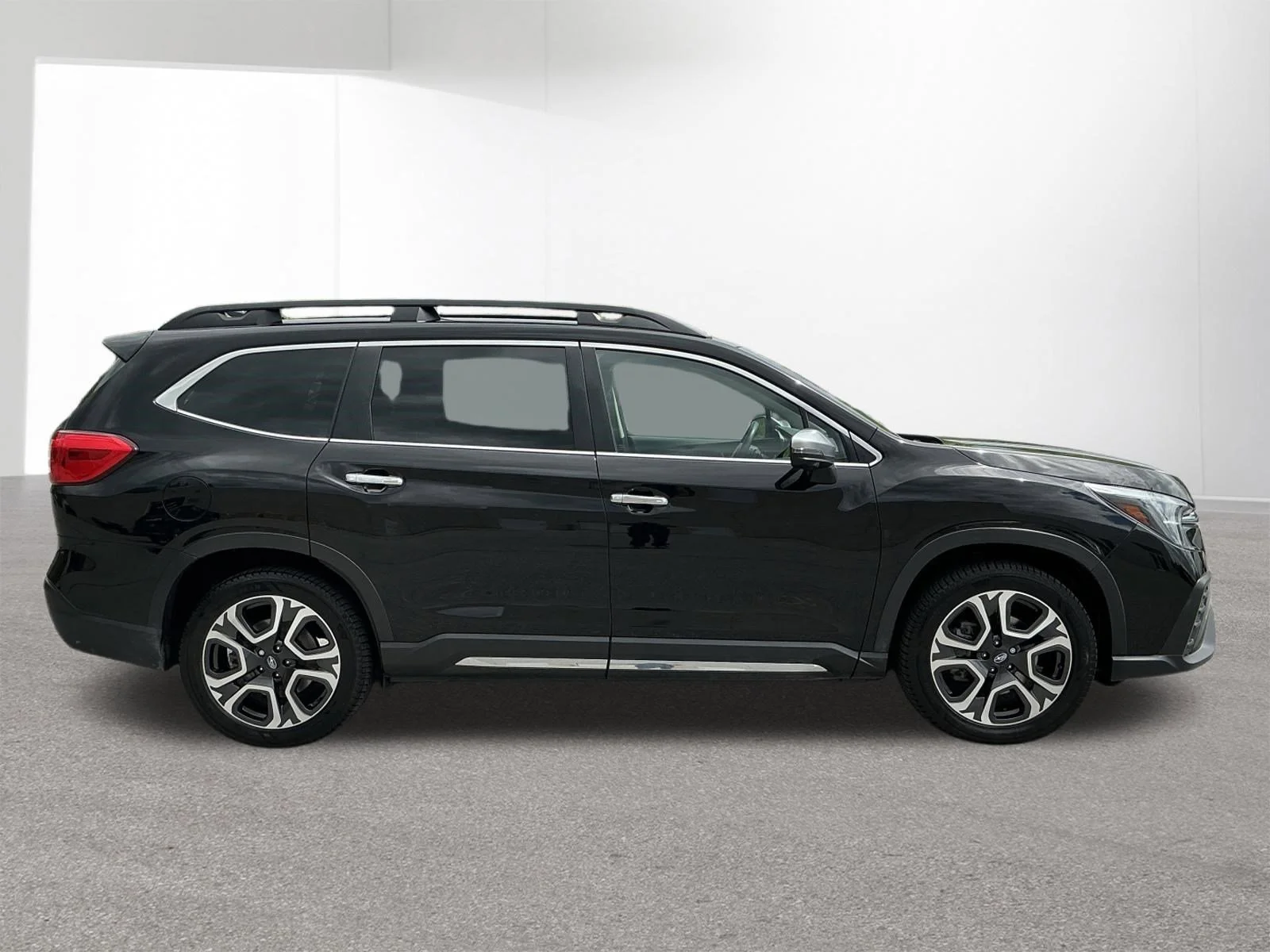 Used 2023 Crystal Black Silica Subaru Touring image 2