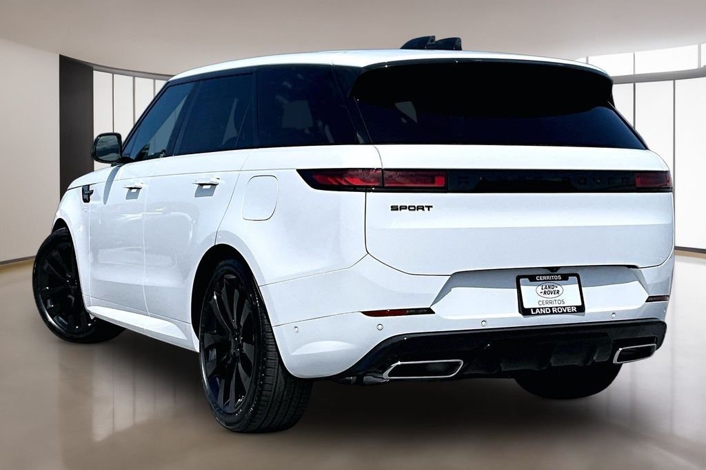 New 2026 FUJI WHITE Land Rover Dynamic SE image 3