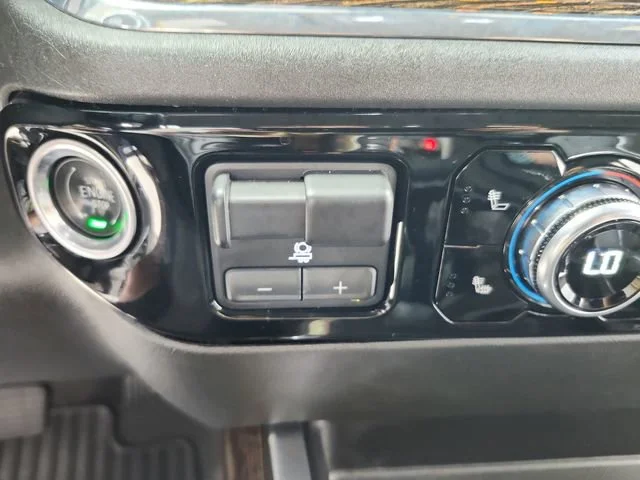Used 2024 Summit White GMC Elevation image 35