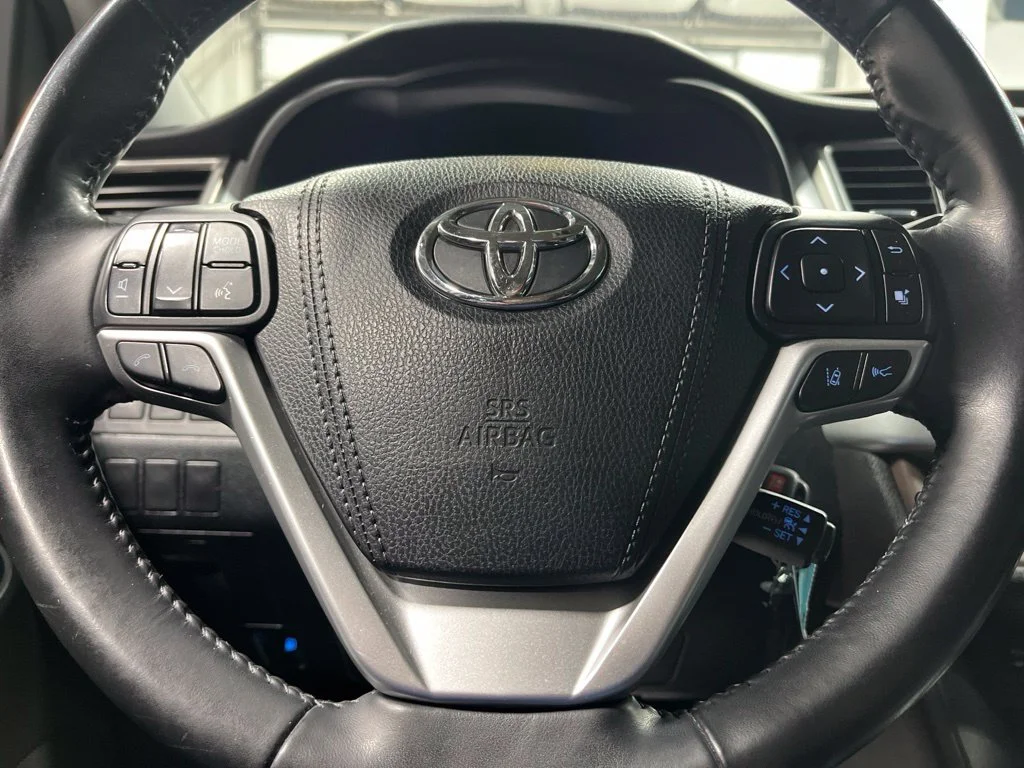 Used 2018 Blizzard Pearl Toyota LE Plus image 17