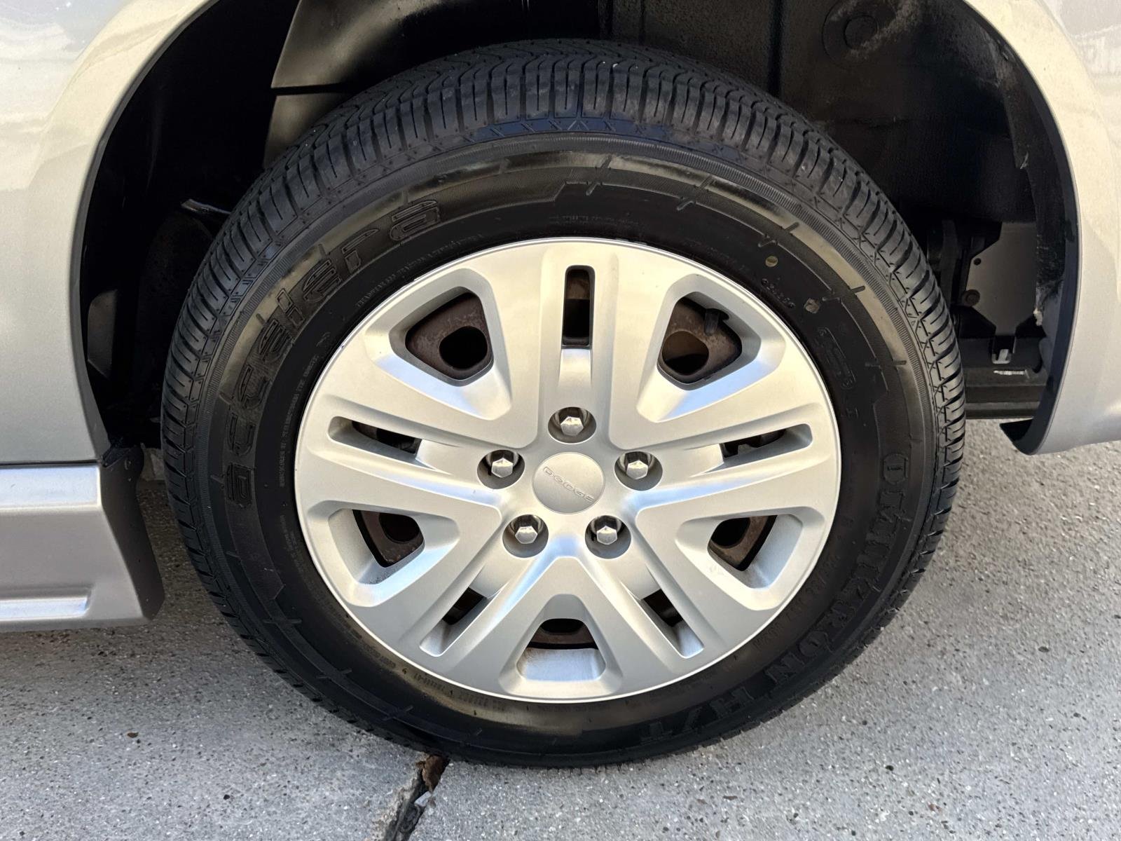 Used 2017 Silver Dodge SE image 4