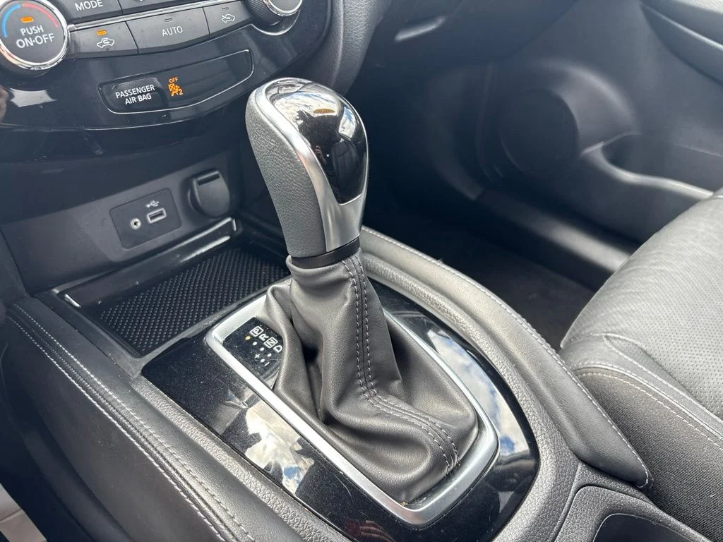 Used 2018 White Nissan SL image 30