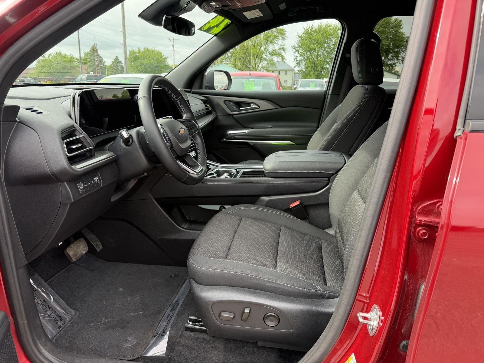2024 Chevrolet Traverse 2LT - Photo 11