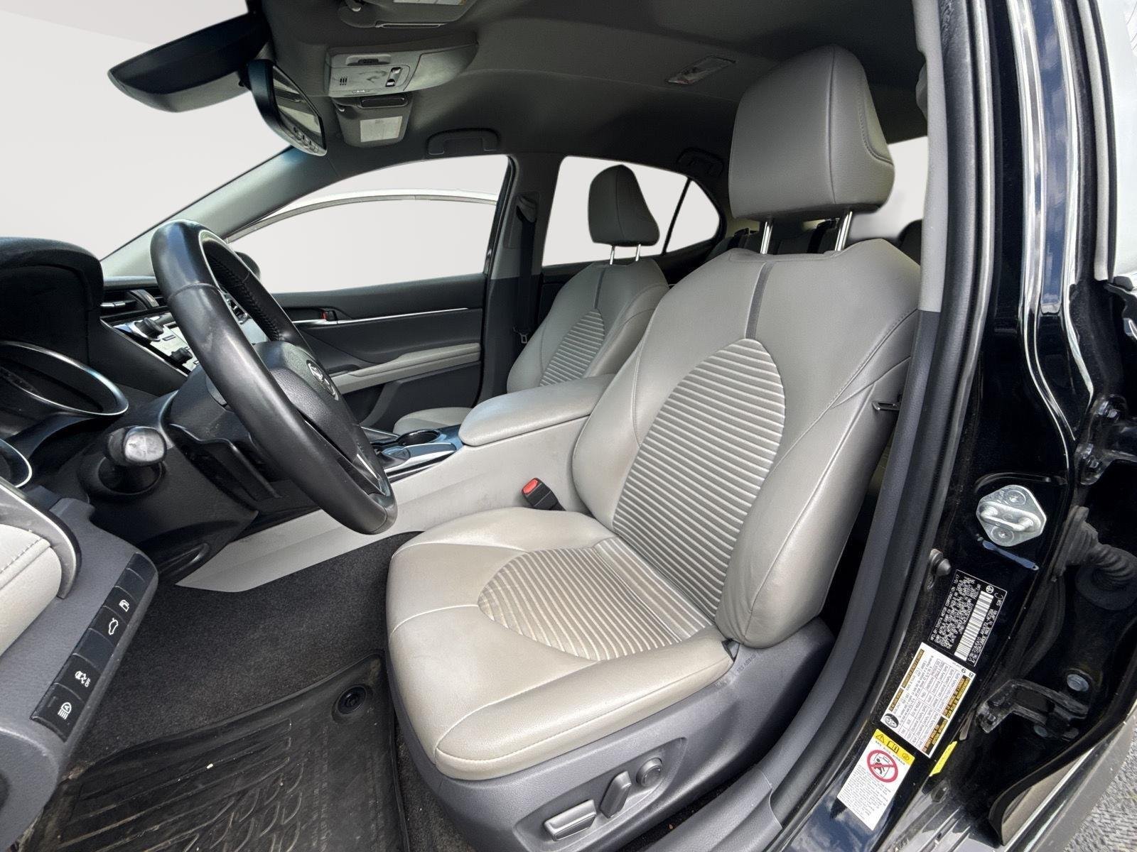 Used 2018 Midnight Black Metallic Toyota SE image 3
