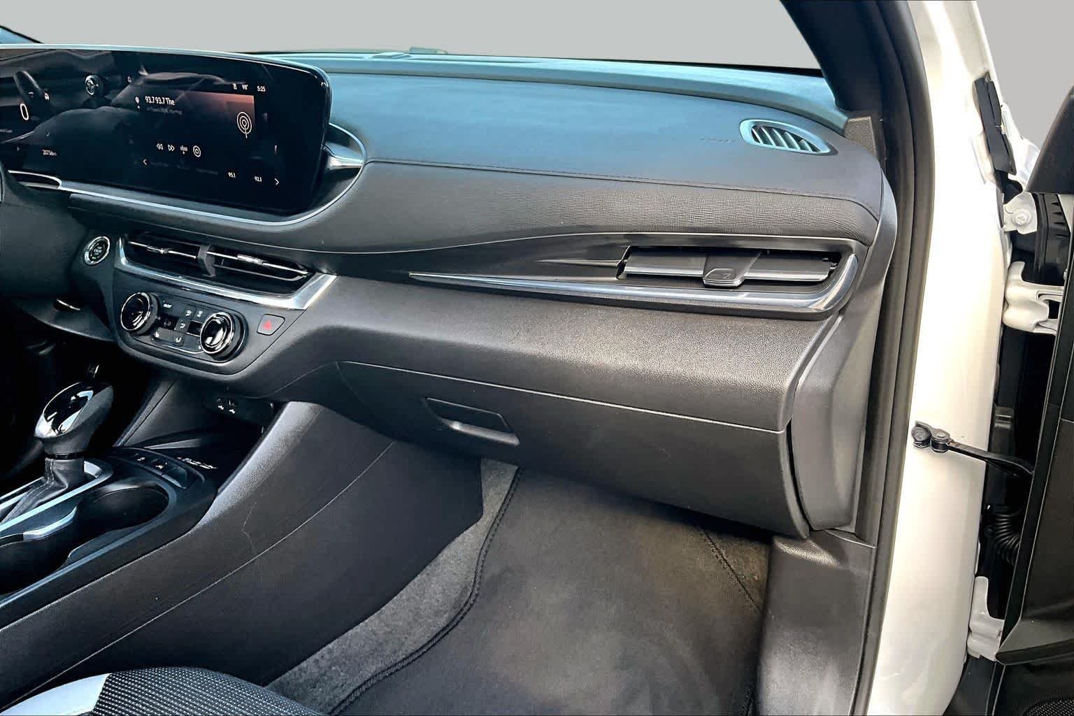 Used 2024 White Frost Tricoat Buick Preferred image 18