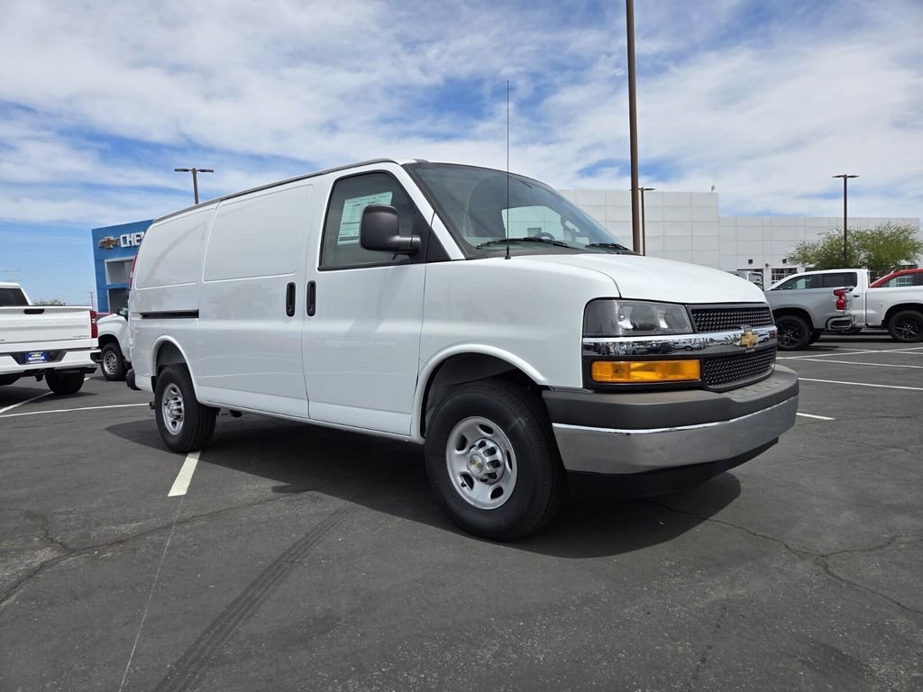 2026 Chevrolet Express 3500 Work Van HD's photo
