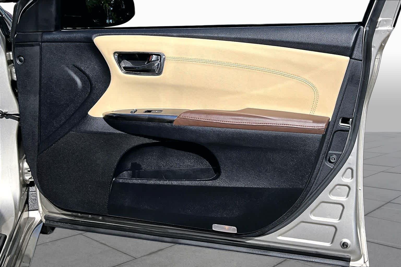 Used 2014 Creme Brulee Mica Toyota XLE image 26