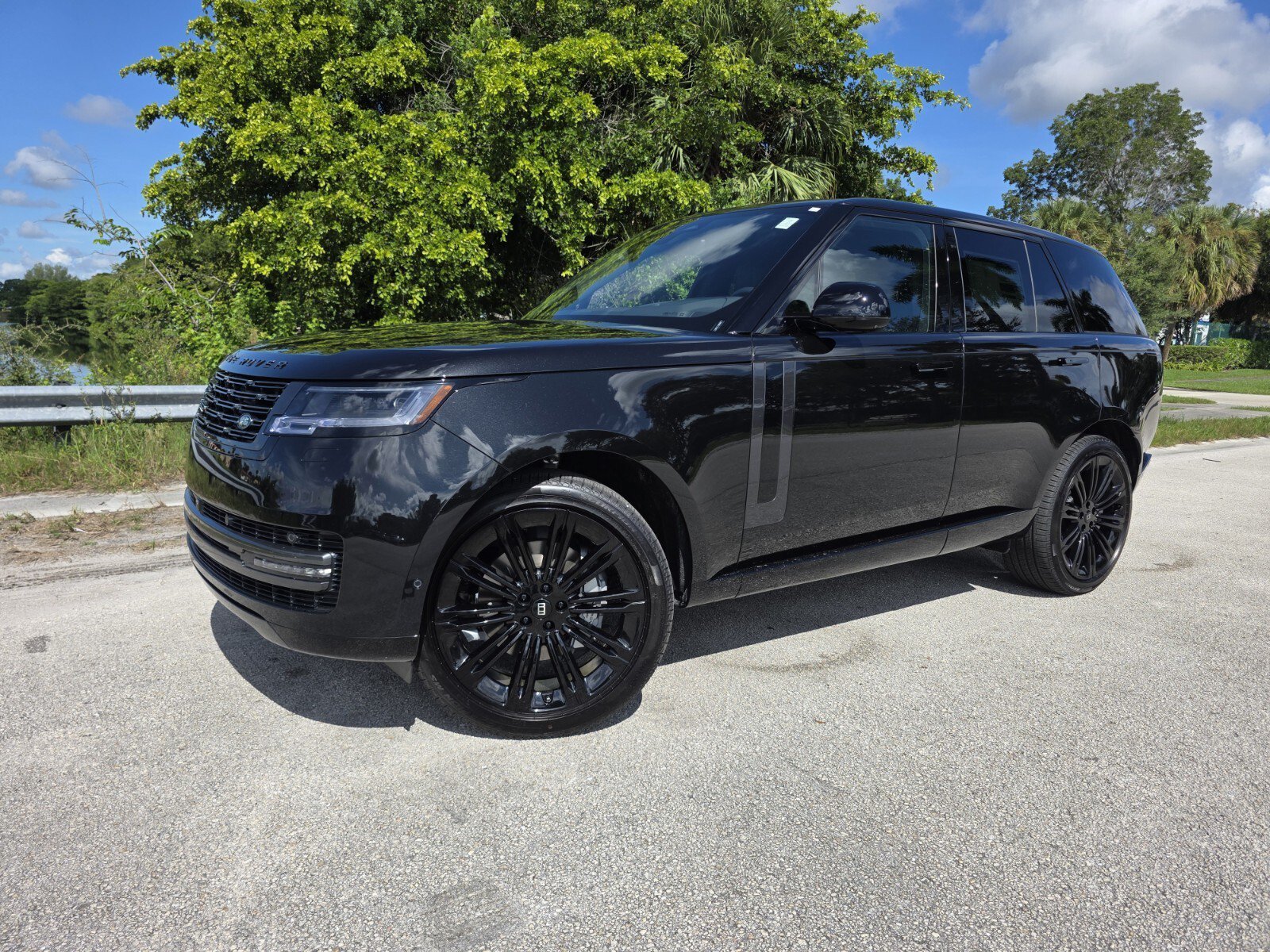 New 2027 Santorini Black Land Rover P400 SE image 1