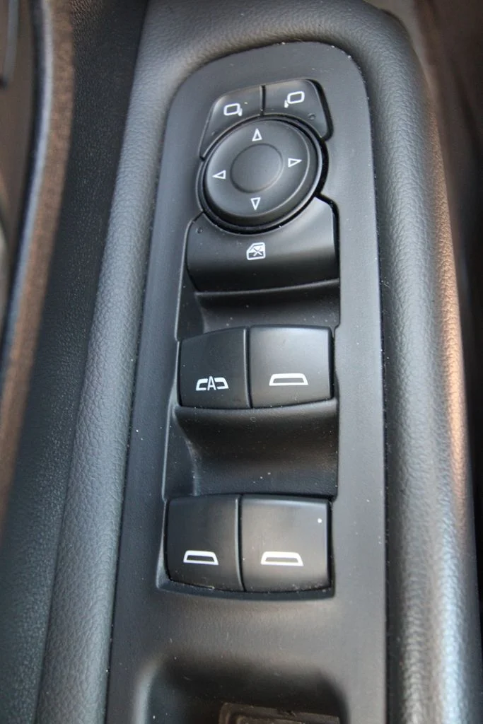 Used 2024 White GMC SLT image 21