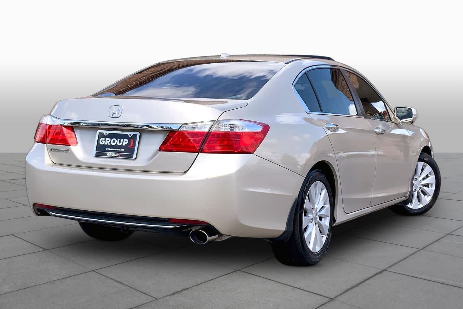 Used 2014 Champagne Frost Pearl Honda EX-L image 13