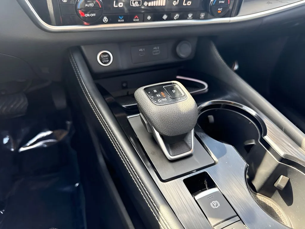 Used 2023 White Nissan Platinum image 14