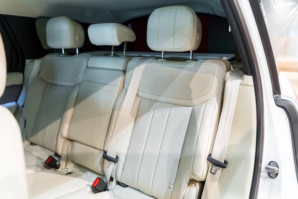 Used 2025 Fuji White Land Rover SE image 32