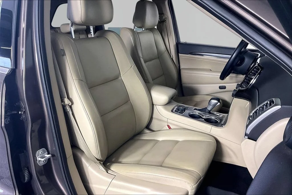 Certified Used 2019 Brown Jeep Limited 4x4 image 27