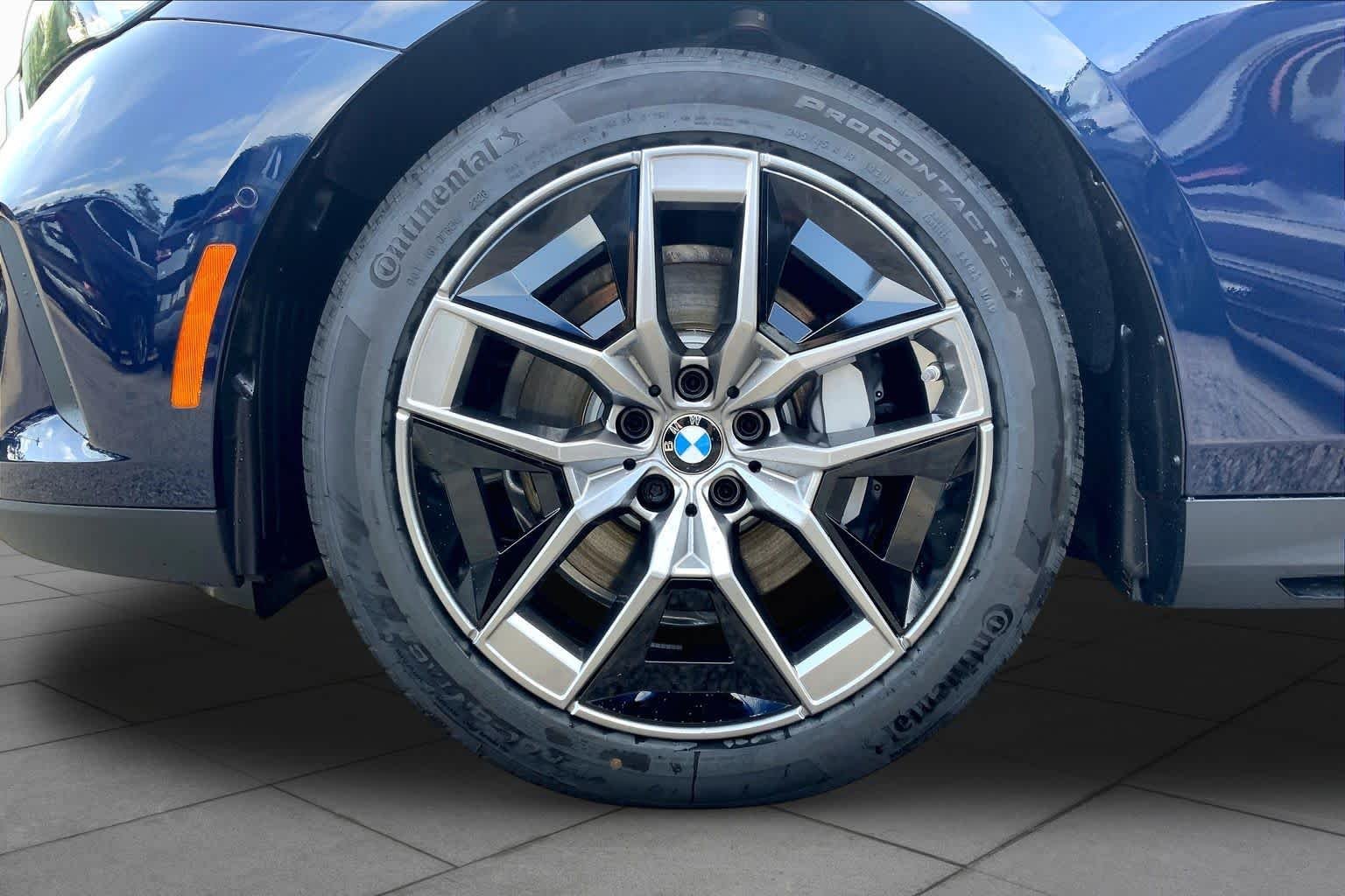 New 2027 Tanzanite Blue II Metallic BMW 530i xDrive image 11