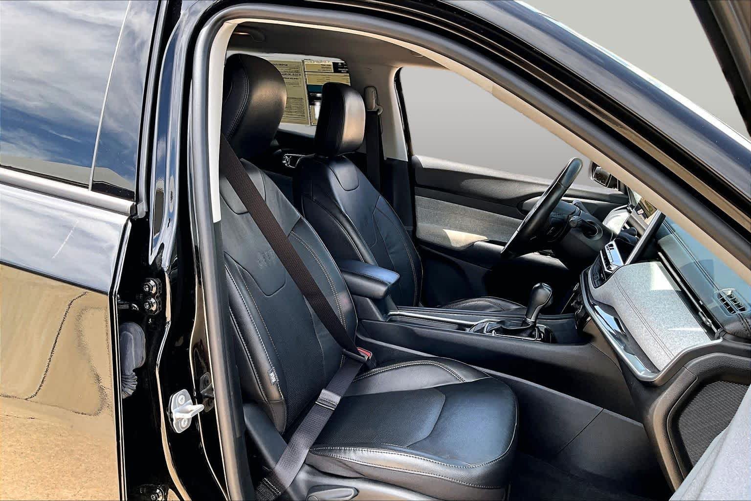 Used 2022 Diamond Black Crystal Pearlcoat Jeep Latitude Lux image 5