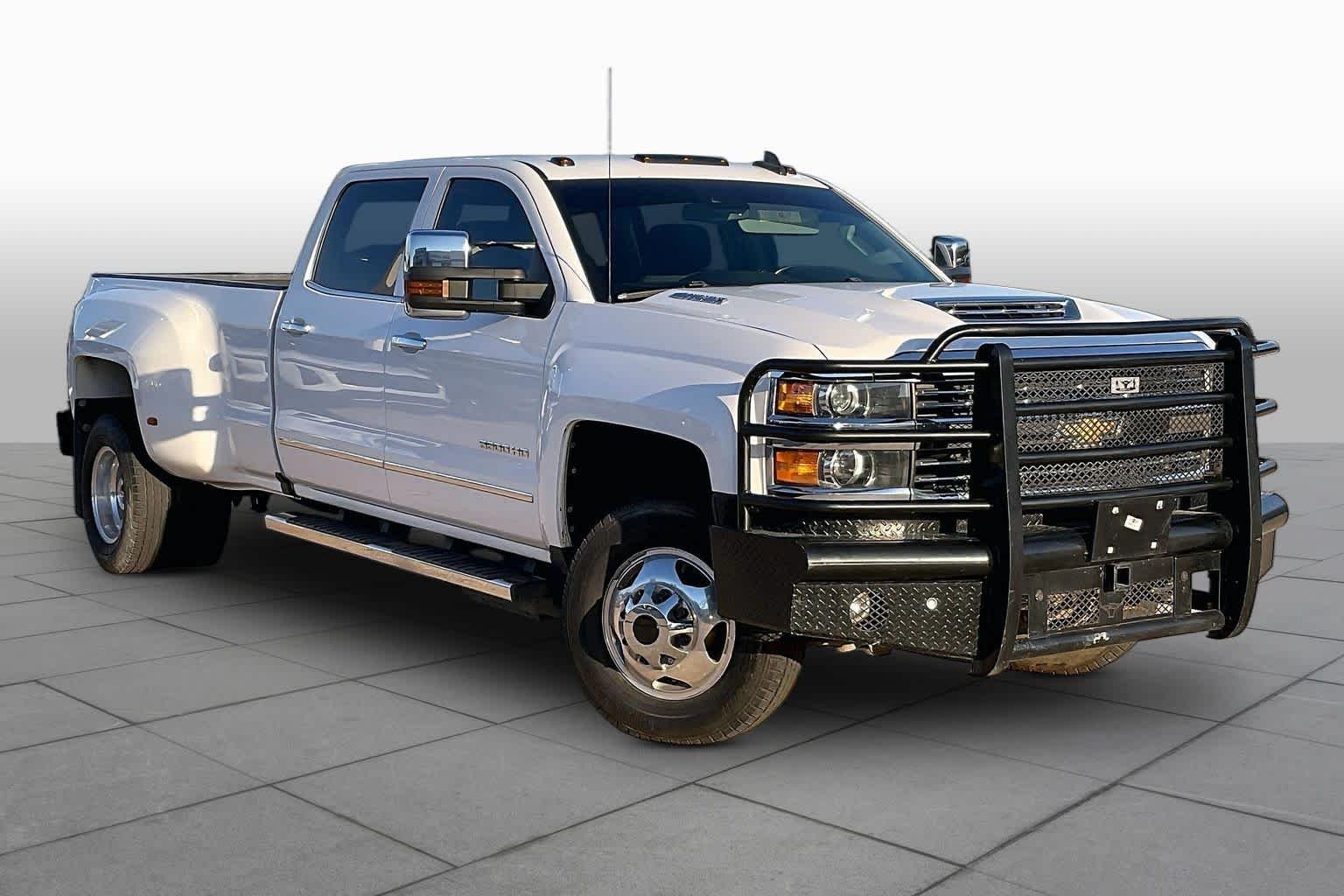 Used 2018 SUMMIT WHITE Chevrolet LTZ image 4
