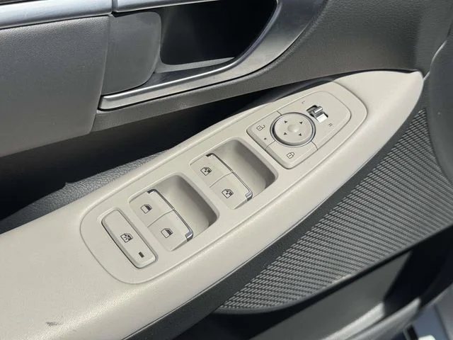 Used 2025 White Hyundai SEL image 19