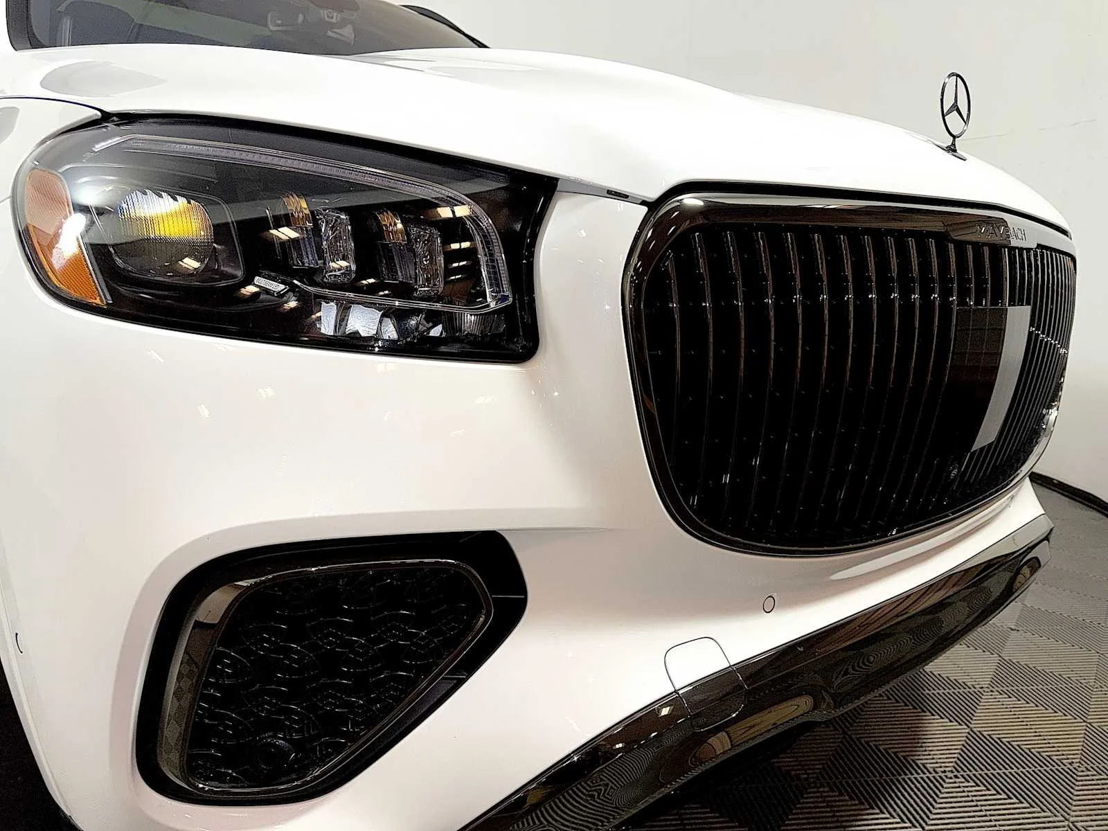 Used 2025 MANUFAKTUR Moonlight White Metallic Mercedes-Benz Maybach GLS 600 image 25