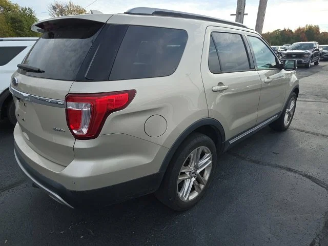 Used 2017 White Gold Metallic Ford XLT image 6
