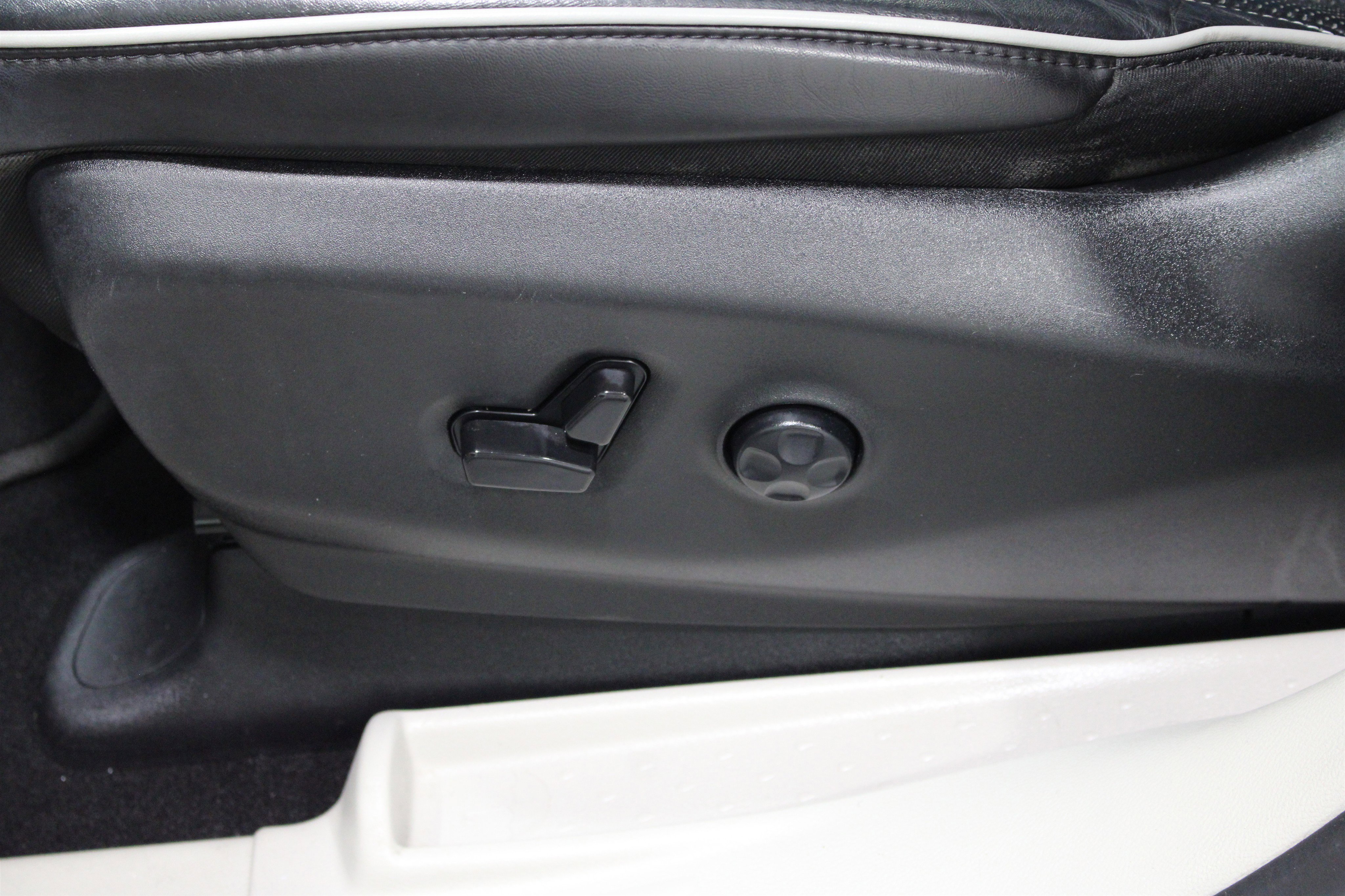 Used 2023 Bright White Clearcoat Chrysler Limited image 5