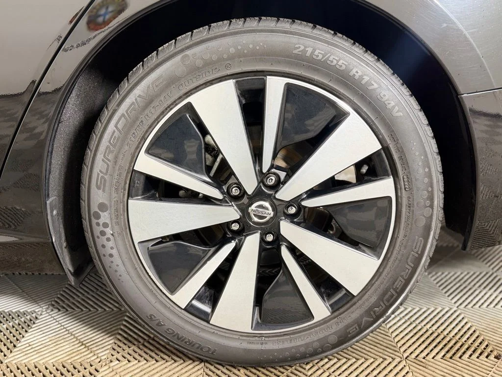 Used 2021 Black Nissan 2.5 SV image 22