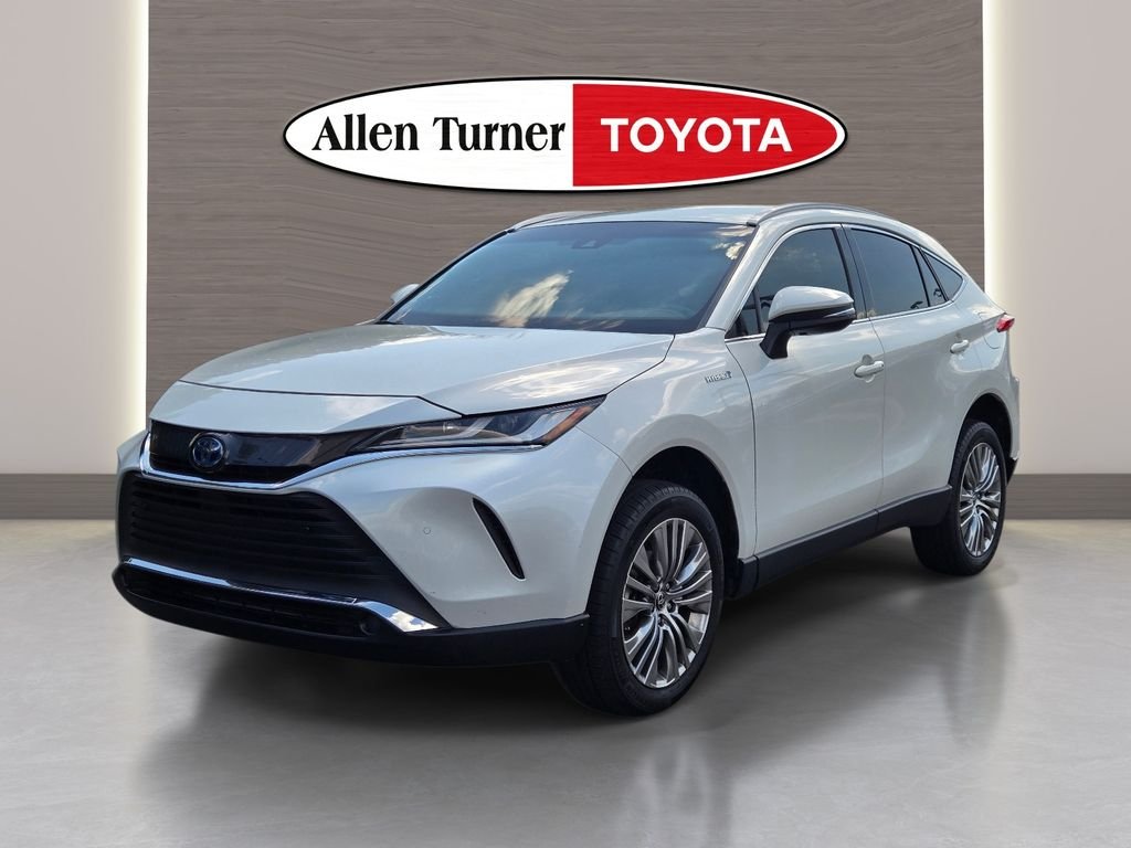 Used 2021 White Toyota XLE image 3