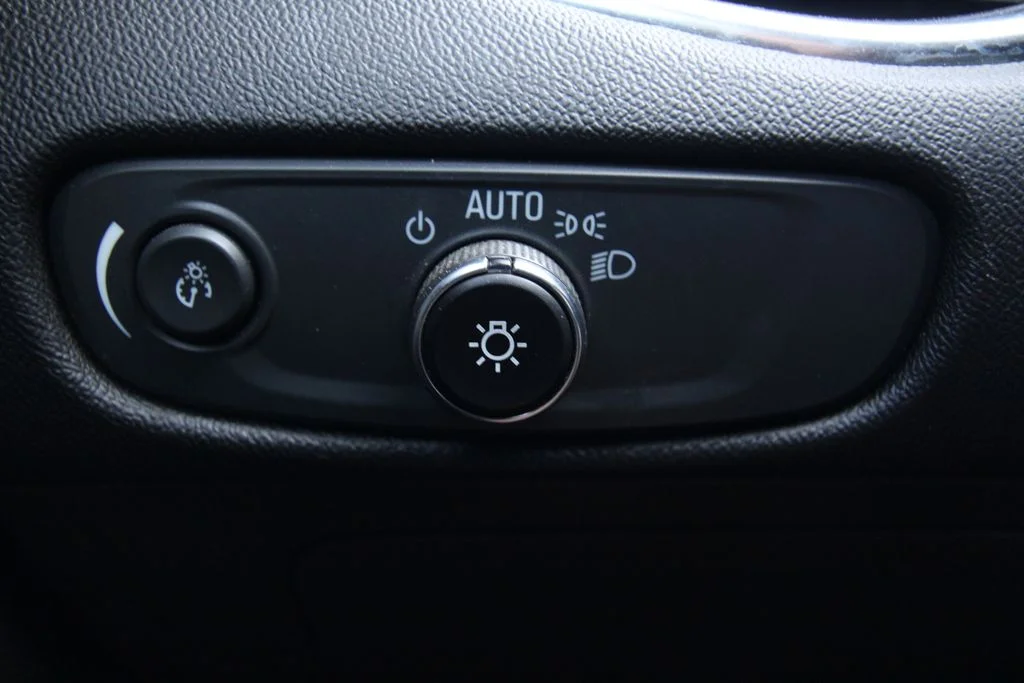 Used 2024 White Chevrolet LT image 25