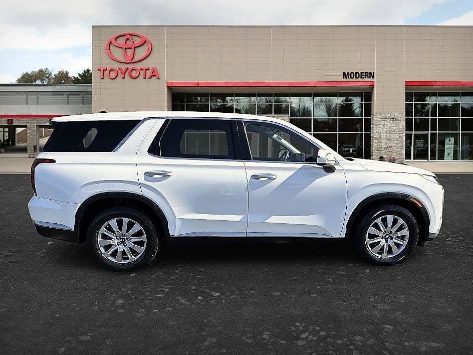 Used 2025 Hyper White Hyundai SE image 4