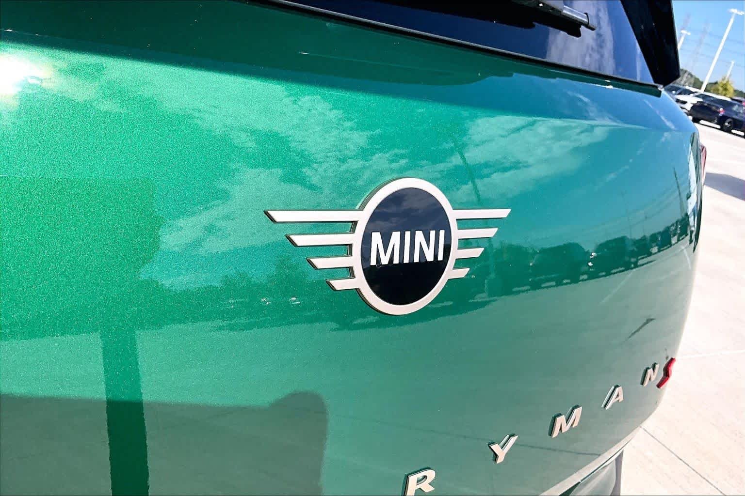Used 2025 British Racing Green IV Metallic MINI S image 29