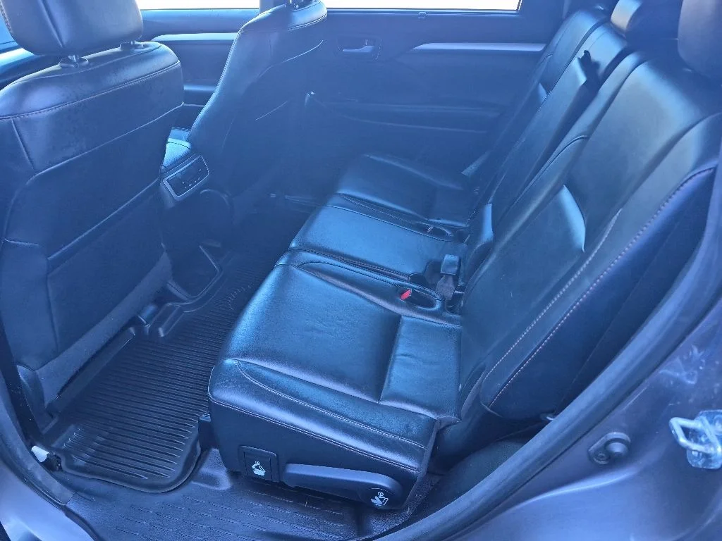 Used 2016 Gray Toyota XLE V6 image 12