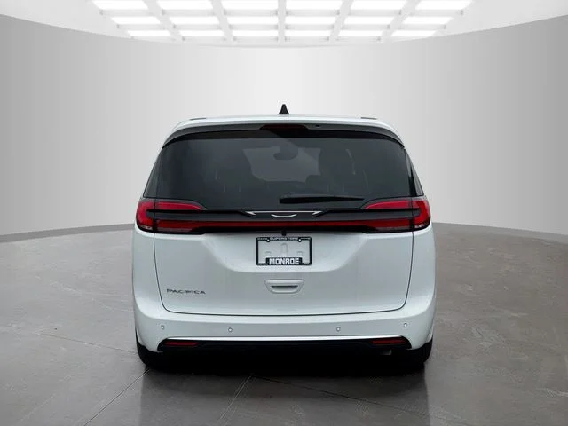 New 2027 Bright White Clear-Coat Exterior Paint Chrysler Select image 6