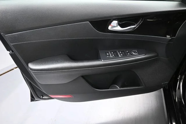 Used 2021 Black Kia EX image 17