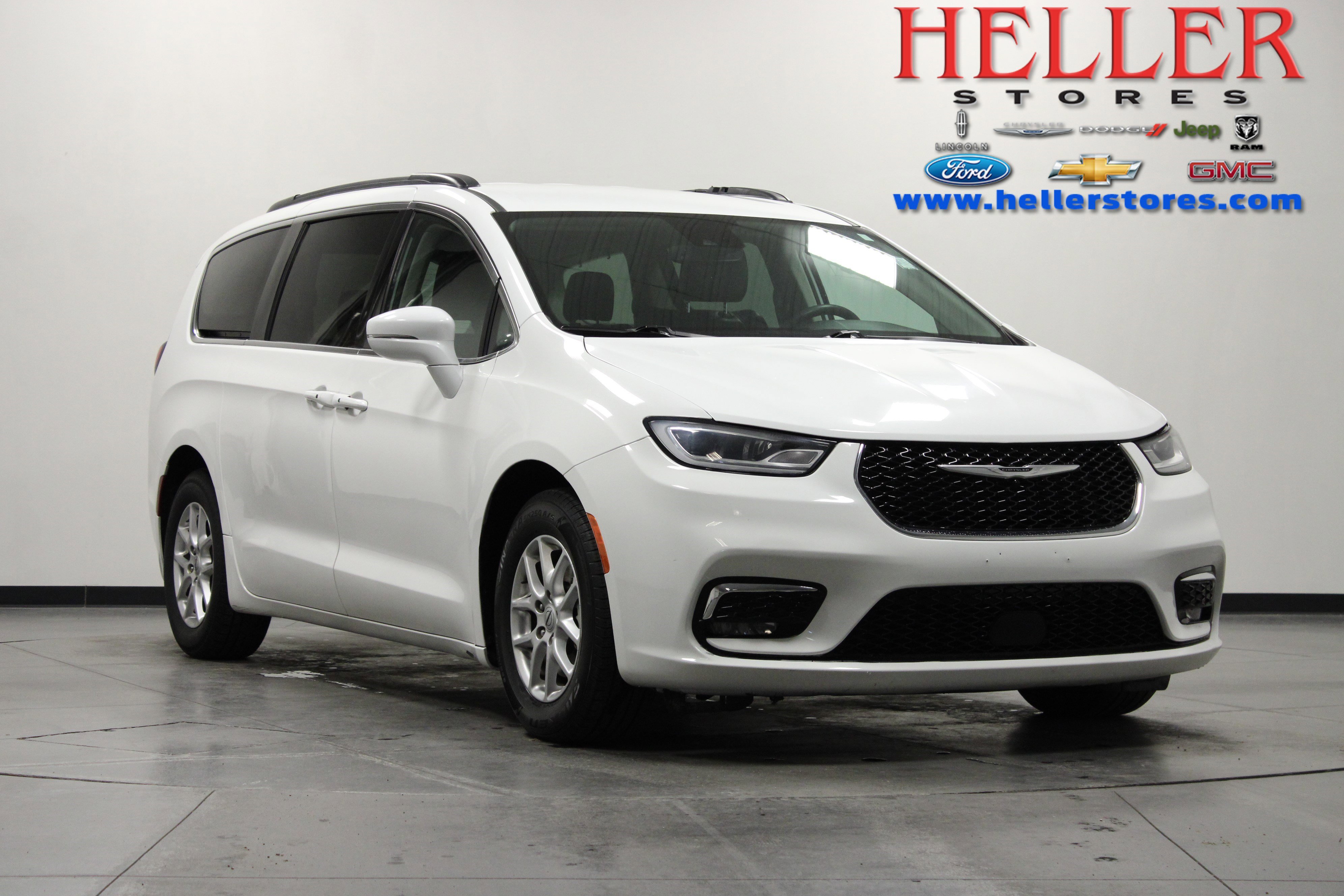 2022 Chrysler Pacifica Touring L's photo
