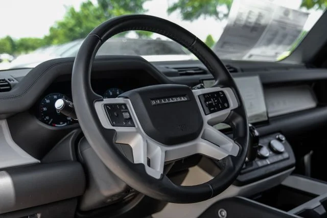 Used 2025 White Land Rover S image 18