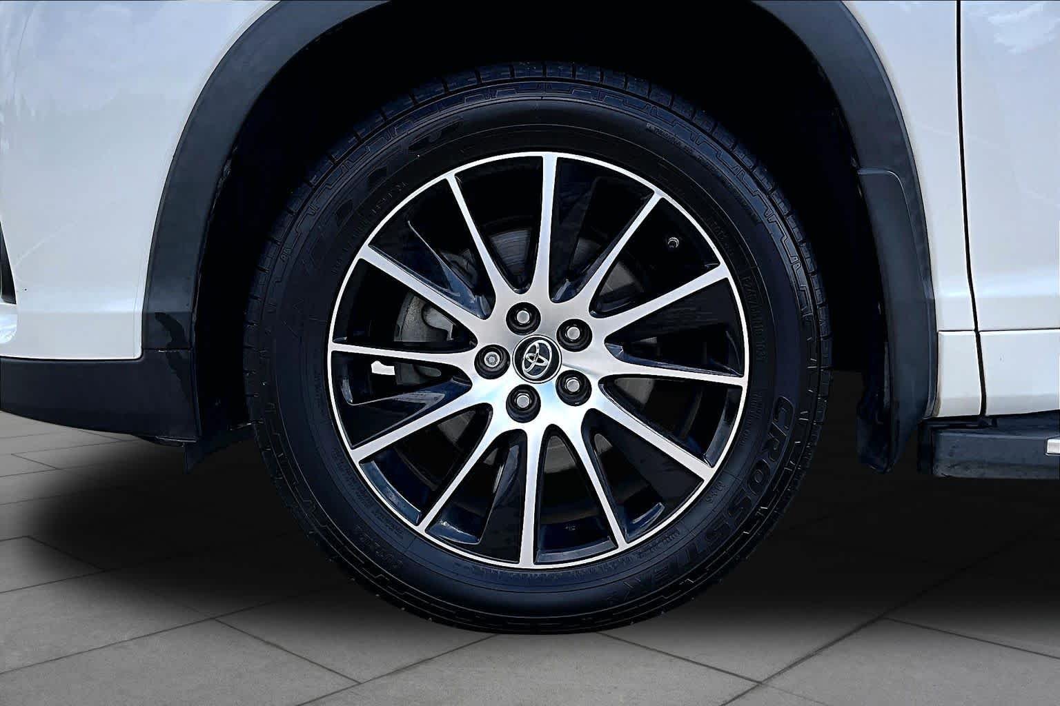Used 2018 Blizzard Pearl Toyota SE image 16