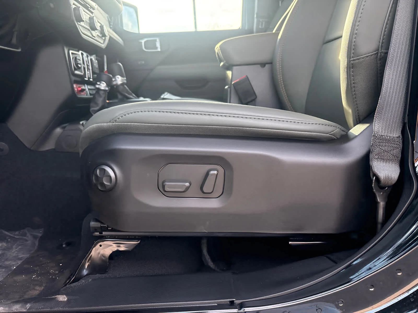 New 2026 Black Clear-Coat Exterior Paint Jeep Mojave image 19