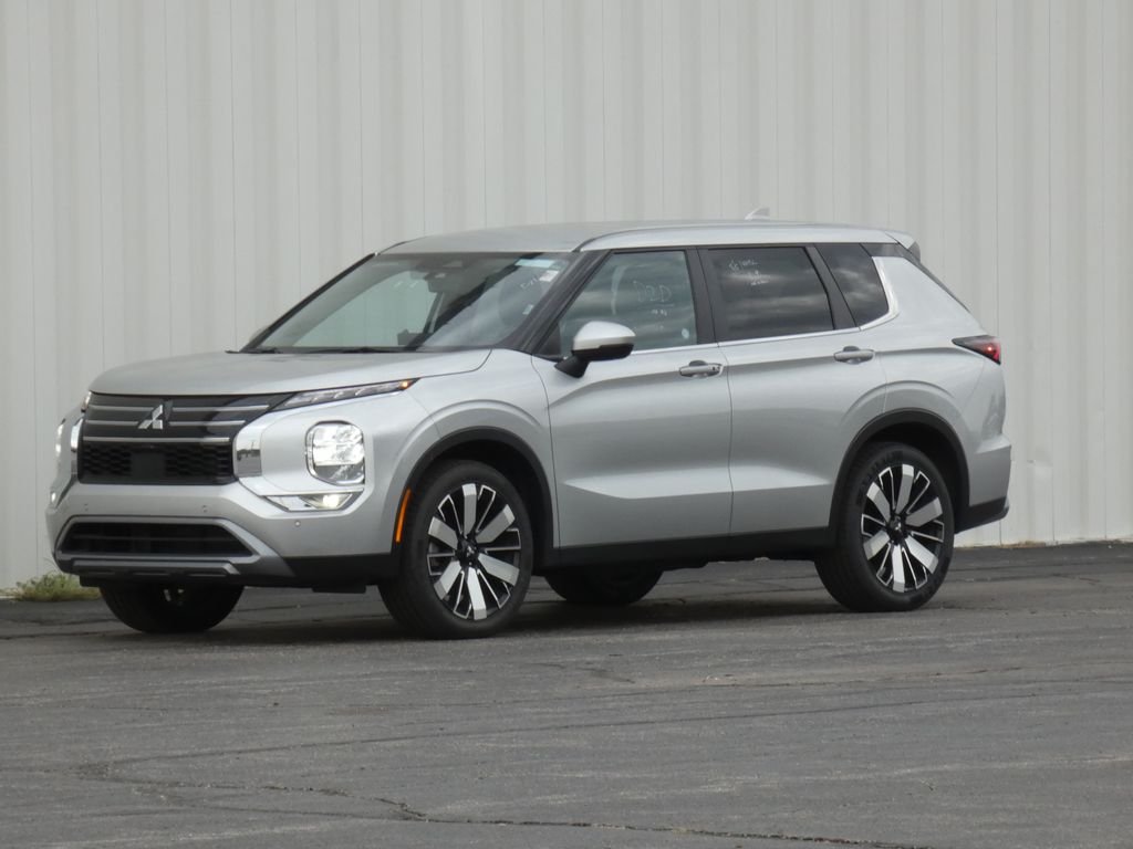 Used 2025 Silver Mitsubishi SE image 7