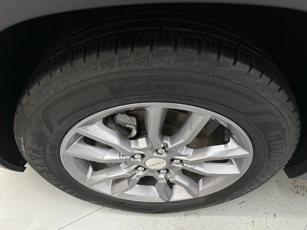 Used 2023 Sterling Metallic GMC SLT image 32