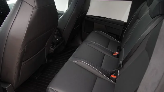 2024 Tesla Cybertruck Base - Photo 13