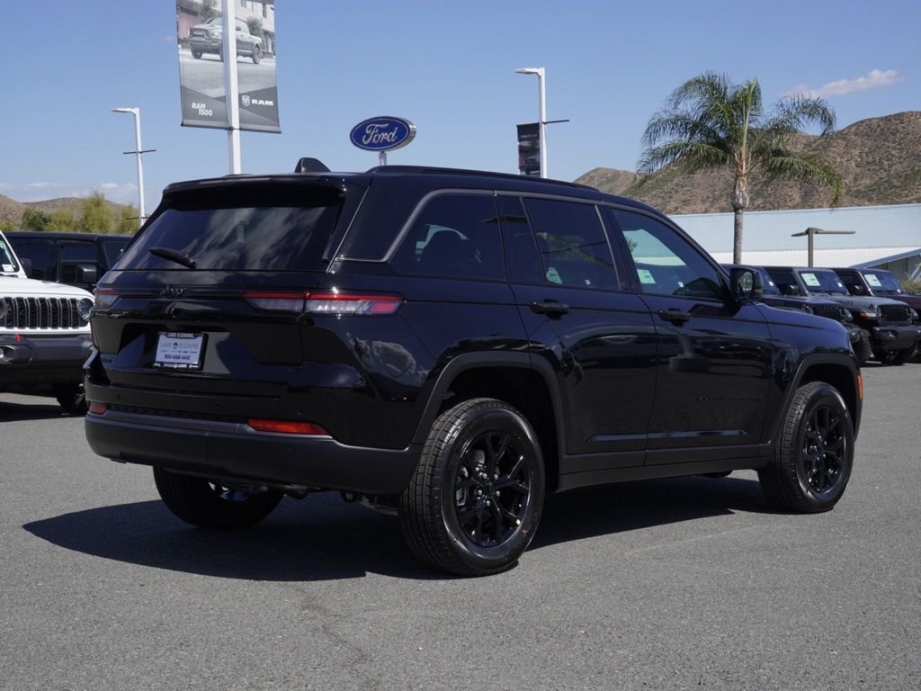 New 2026 Diamond Black Crystal Pearl-Coat Exterior Paint Jeep Laredo Altitude image 3