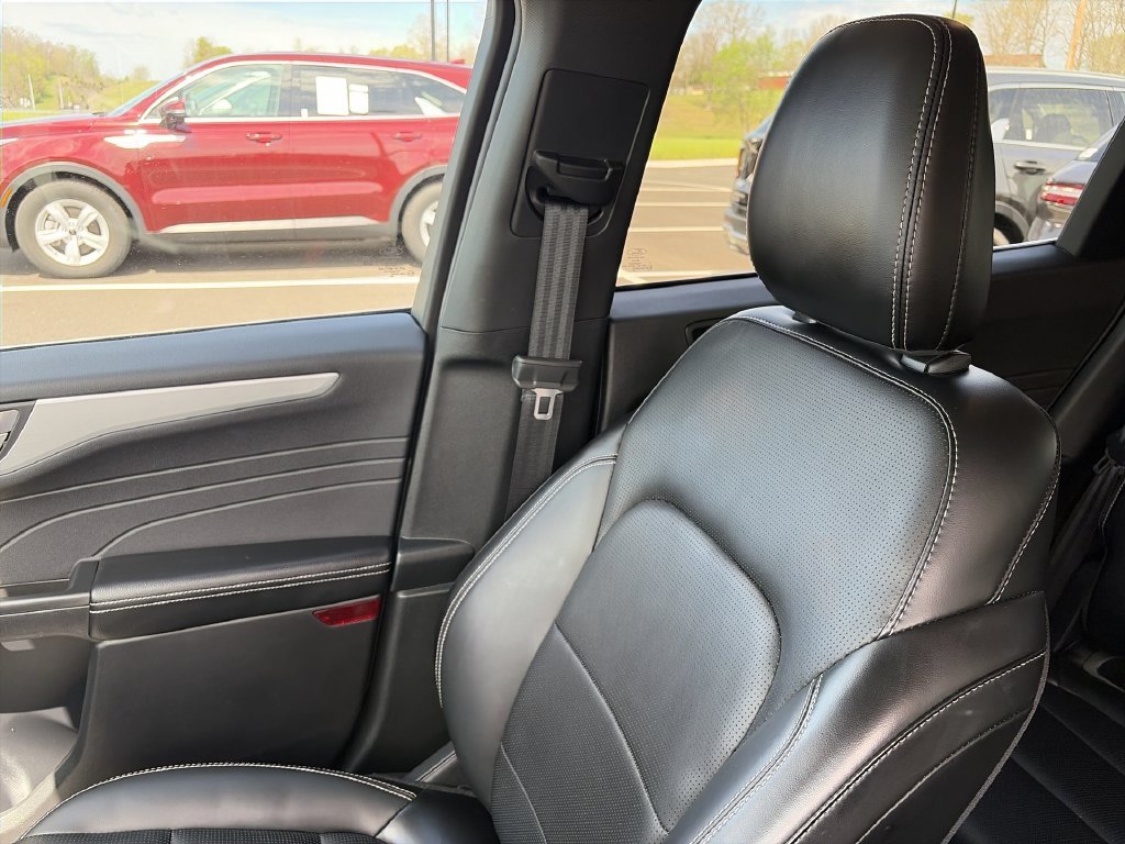 Used 2025  Ford Platinum image 23