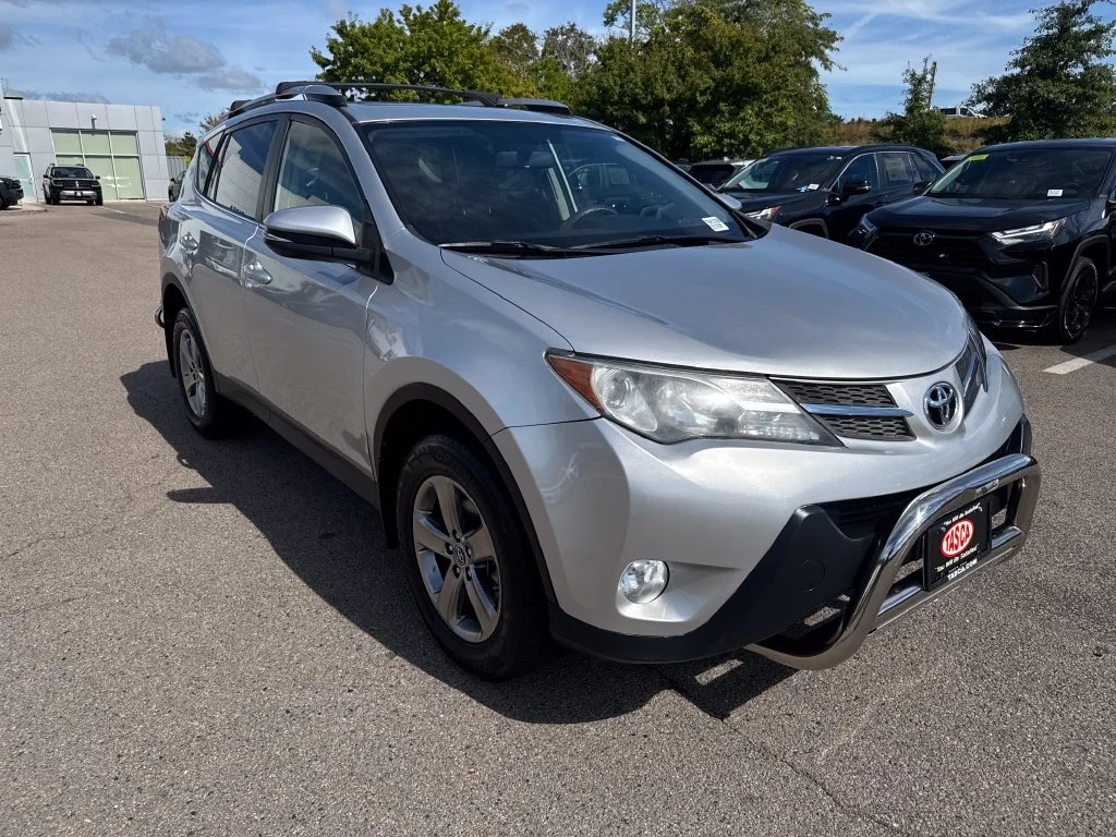 Used 2015 Silver Toyota XLE image 10