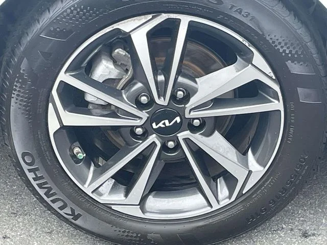 Used 2024 White Kia LXS image 8
