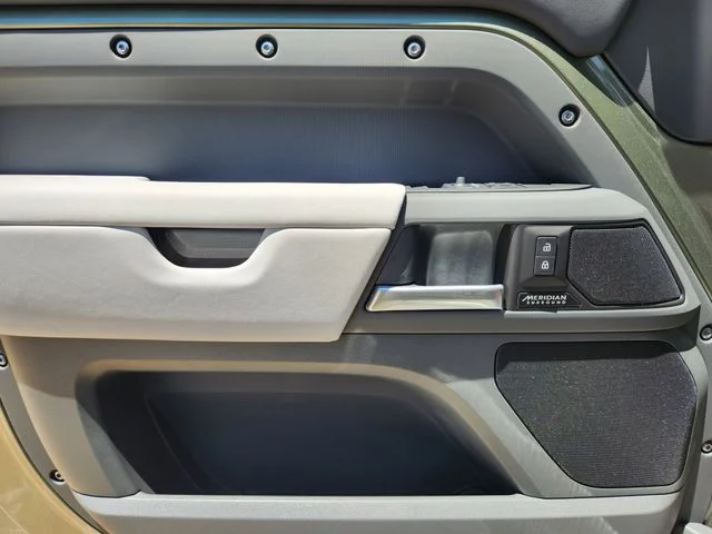 2025 Land Rover Defender X-Dynamic SE - Photo 16