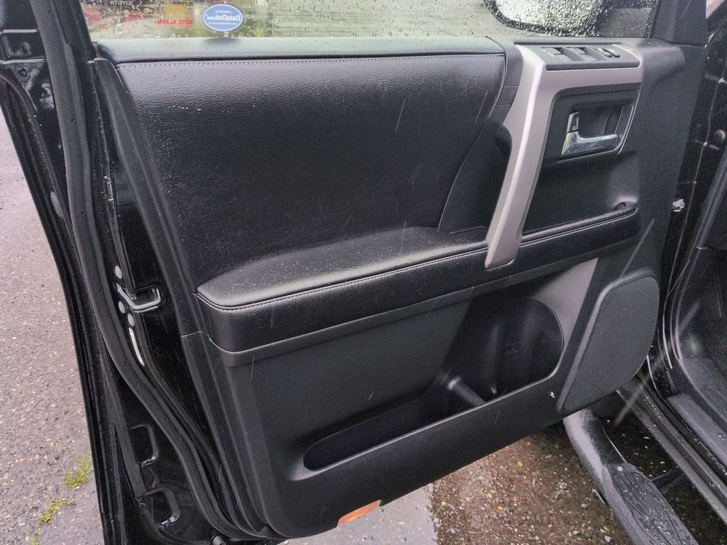 Used 2016 Midnight Black Metallic Toyota SR5 image 9