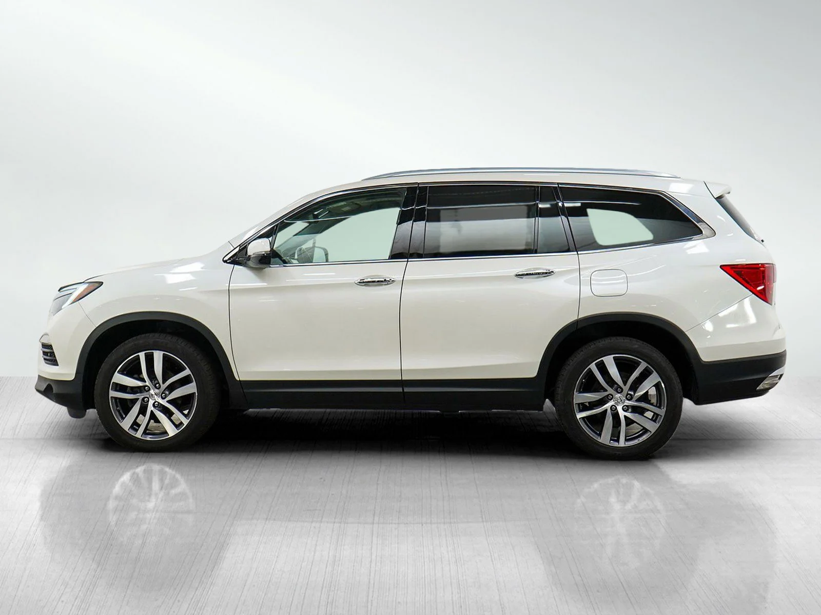 Used 2018 Honda Pilot Touring with VIN 5FNYF6H96JB048998 for sale in Minneapolis, Minnesota