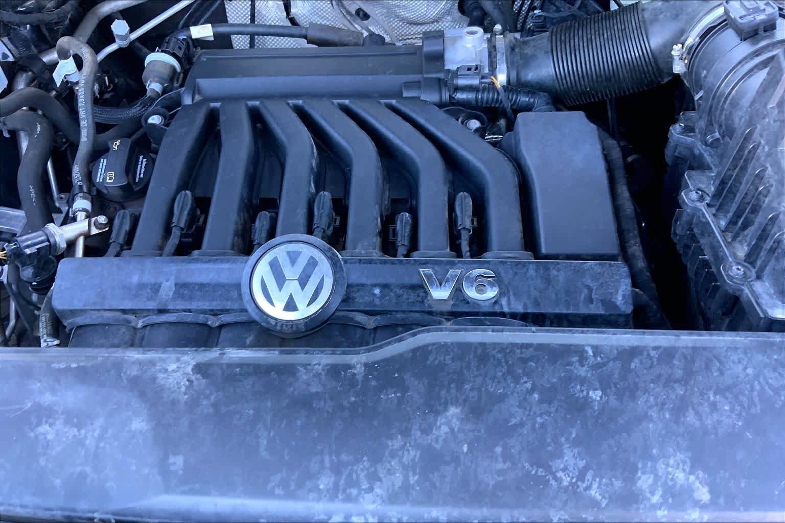 Used 2021 Deep Black Pearl Volkswagen 3.6L V6 SE w/Technology image 32